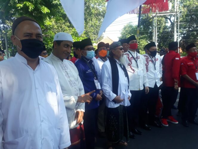
Kiai Abdullah Siradj Sidogiri Dampingi Paslon TEGAS Daftar ke KPU