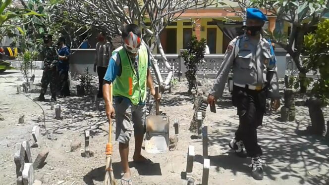 
Terjaring Tidak Pakai Masker, Puluhan Pengendara Roda Dua Disanksi Bersih-bersih Tempat Pemakaman