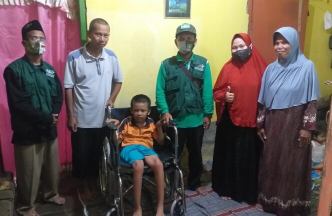 
Peduli Difabel, NU Peduli – Lazisnu Kota Pasuruan Beri Bantuan Kursi Roda