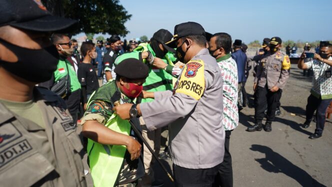 
Polres Probolinggo Kota Kampanyekan Sadar Bermasker di Pelabuhan 