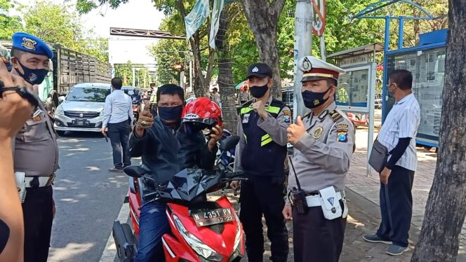 
Polres Probolinggo Serahkan Ratusan Ribu Masker