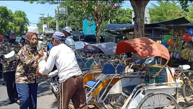 
FKPPI Probolinggo Bagi-bagi Sembako ke Abang Becak