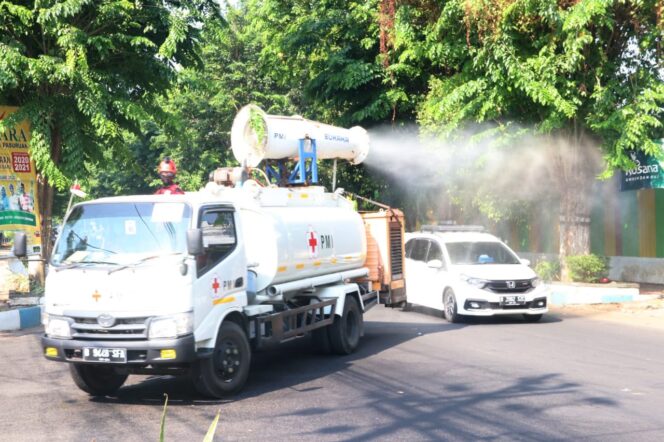 
Peringati HUT Ke-75, PMI Kota Pasuruan Lakukan Penyemprotan Disinfektan 