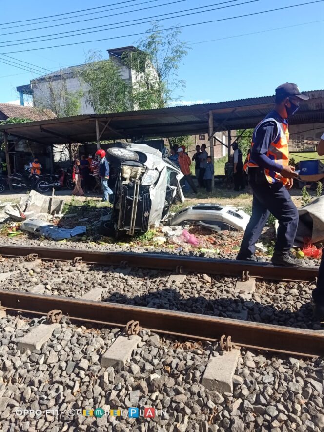 
Satu Keluarga Tertabrak Kereta Api di Beji, 1 Tewas dan 2 Luka-luka