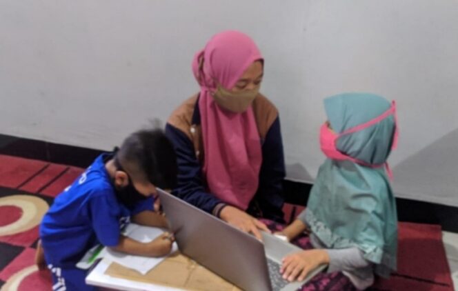 
Mahasiswa KKN Umsida Dampingi Pembelajaran Online