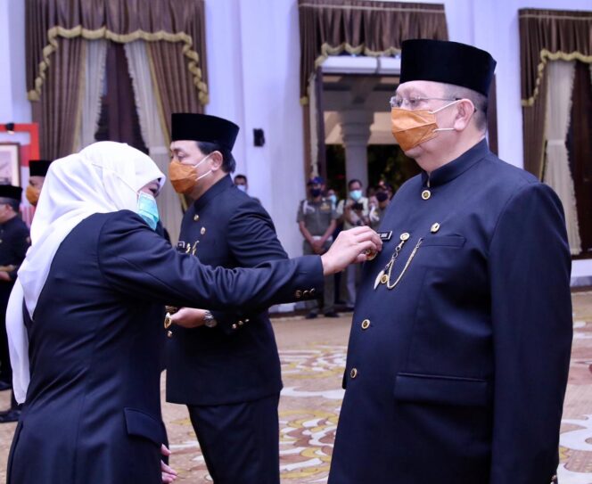 
Ardo Sahak Dikukuhkan Gubernur Jatim Sebagai Pjs Walikota Pasuruan