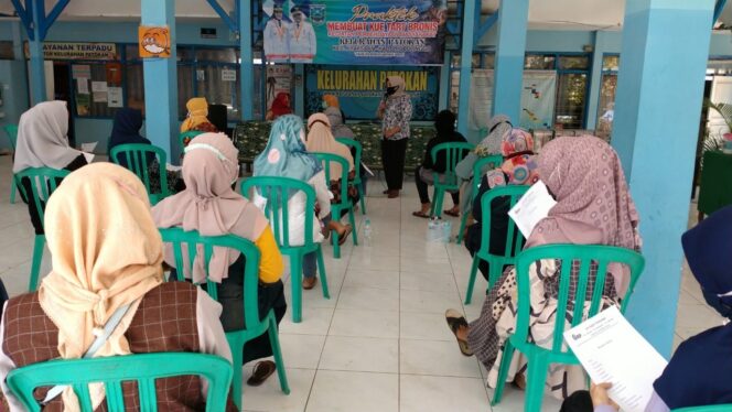 
Puluhan Warga Kelurahan Patokan Dilatih Membuat Kue Tart Bronis
