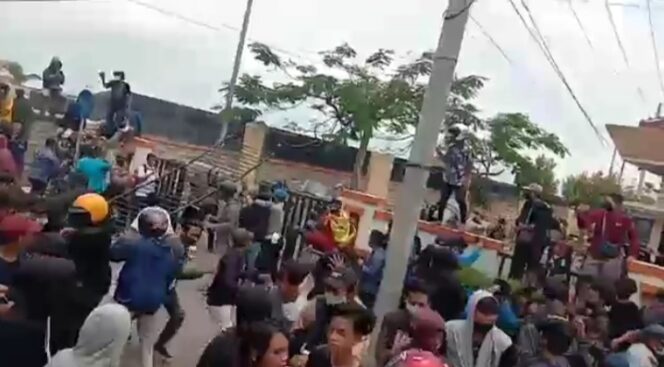 
Aksi Demo Mahasiswa Tolak Omnibus Low Cipta Kerja di Probolinggo Ricuh