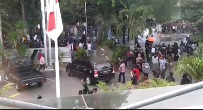 
Demo Tolak Omnibus Law di Kota Pasuruan Berlangsung Ricuh
