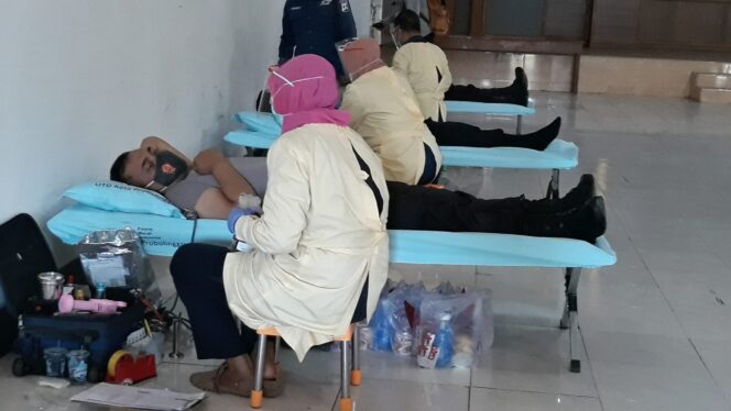 
Stok Darah Saat Pandemi Covid-19 Menipis, Polres dan Jurnalis Kota Probolinggo Gelar Donor Darah