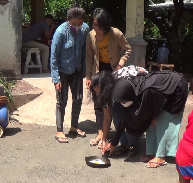 
Dampak Panas Menyengat, Warga Kota Probolinggo Iseng Menggoreng Telur di Bawah Matahari