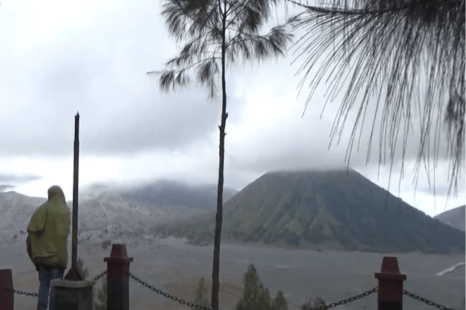 
Rentan Terjadi Letusan Freatik, Wisatawan Gunung Bromo Dihimbau Tidak Memasuki Radius 1 KM 