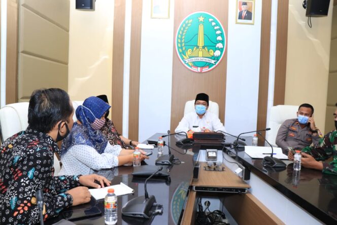 
Plt. Asisten Pemerintahan Pemkot Pasuruan Ikut Rakor Pelaksanaan Kampanye Pilkada Serentak 2020