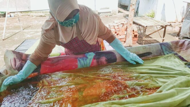 
Peringati Hari Batik Nasional, Puluhan Wanita Dilatih Membatik Pewarnaan Alami