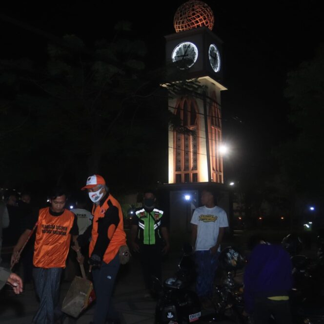 
Puluhan Warga Terjaring Razia Protokol Kesehatan Disanksi Bersih-bersih GOR Kota Pasuruan