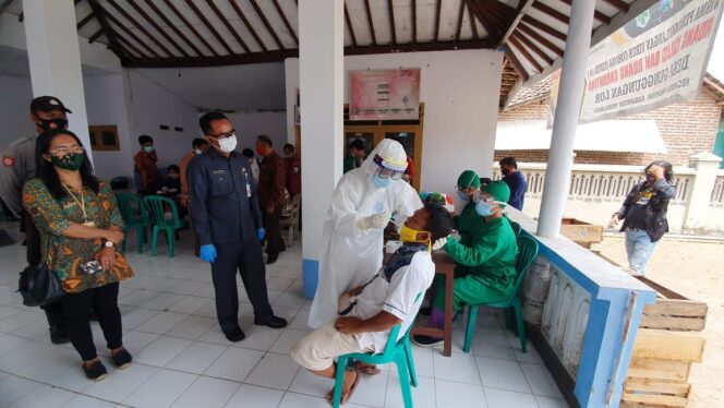 
Puluhan Warga di Kabupaten Probolinggo Jalani Rapid Tes Massal