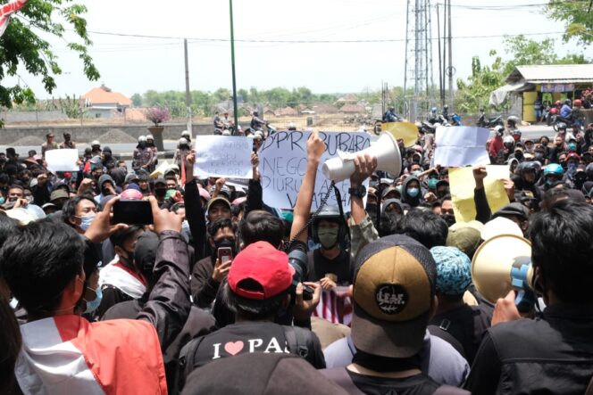 
Ratusan Pendemo Tolak Omnibus Law Lurug Kantor DPRD Kabupaten Pasuruan