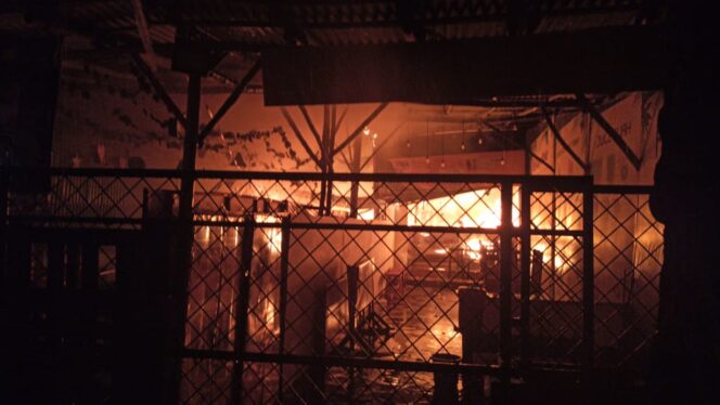 
3 Motor dan Warung Makanan di Probolinggo Terbakar