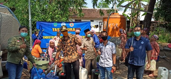 
Pabrik Aqua Keboncandi Beri Bantuan Air Bersih untuk Desa yang Alami Kekeringan 