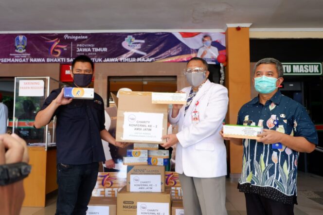 
Jelang Konferwil ke-2, AMSI Jatim Salurkan Vitamin dan APD untuk Nakes RSSA Malang