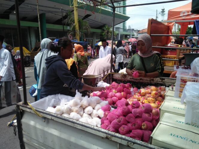 
Jerit Pedagang Buah Saat Maulid di Tengah Pandemi Covid-19