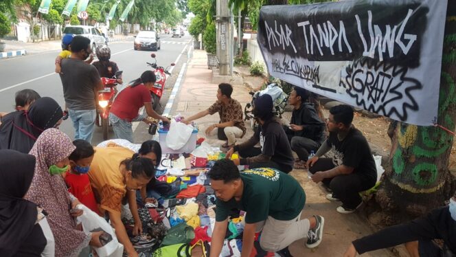 
Inspiratif, Pemuda di Probolinggo Membentuk Pasar Tanpa Bayar Alias Gratis