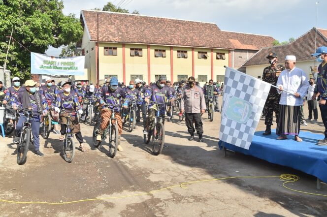 
AQUA Keboncandi Dukung Giat Gowes Sarungan