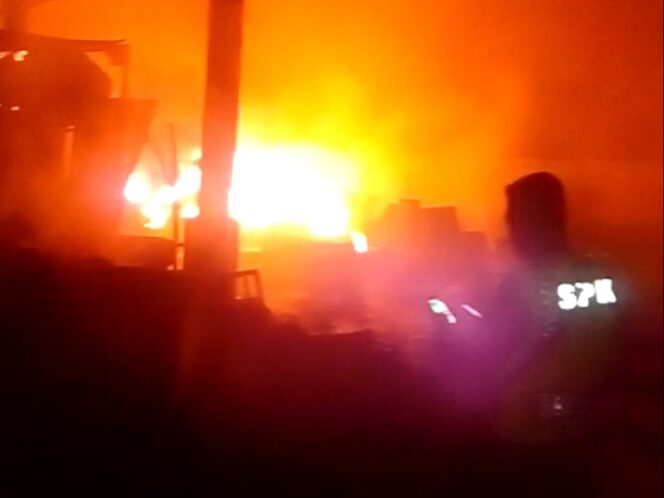 
Puluhan Kios di Pasar Loak Karangketug Ludes Terbakar