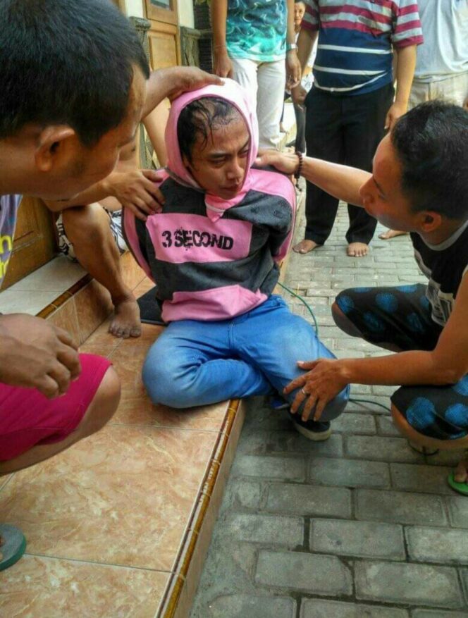 
Terjatuh dari Motor, dua Jambret HP Modus Pura-pura menolong Babak-belur Dimassa