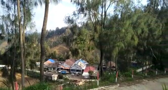
Krisis Air Bersih, Ratusan Warga Lereng Gunung Bromo Probolinggo Konsumsi Air Hujan
