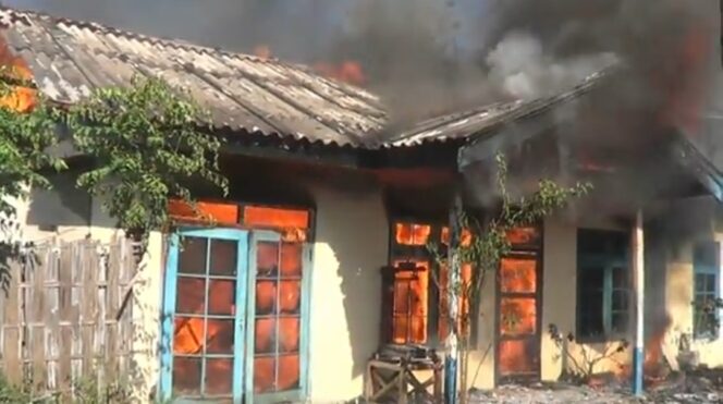 
Diduga Lupa Matikan Kompor, Rumah Serta 2 Orang Penghuninya Terbakar