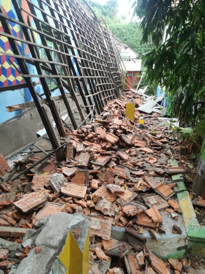 
Brakk!! Atap Gedung TK di Gentong Ambruk