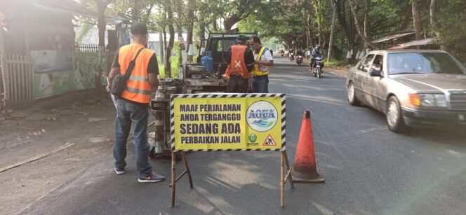 
AQUA Keboncandi Turut Rawat Jalan Raya Winongan
