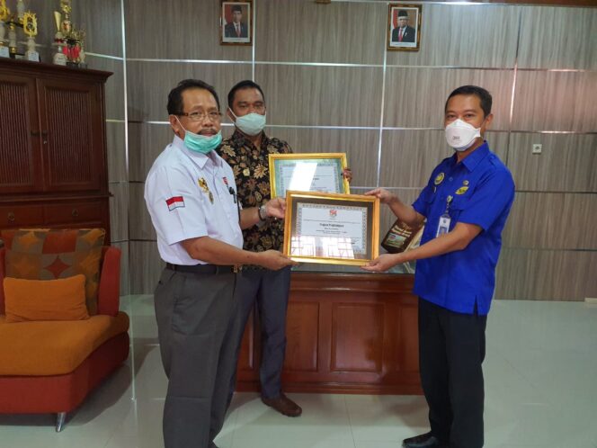 
Beri Penanganan Pasien Covid-19 Terbaik, RSUD Tongas Dapat Apresiasi dari LPKNI Jatim 
