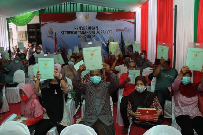 
56 Warga Kelurahan Pohjentrek Terima Sertifikat PTSL 2020