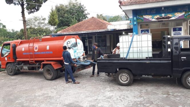 
BPBD Salurkan Air Bersih Bagi Warga di Lereng Gunung Bromo