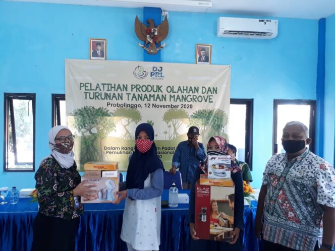 
Diskan Kabupaten Probolinggo Berikan Pelatihan Produk Olahan dan Turunan Tanaman Mangrove