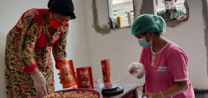 
Meski Pandemi, Gadis Asal Gajahbendo Ini Produksi Kripik Jamur dan Beromzet Rp 10 Juta Perbulan