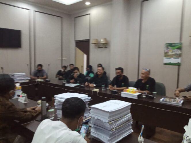 
Pengurus Suporter Sakera Mania Datangi Kantor DPRD Kabupaten Pasuruan, Ada Apa?