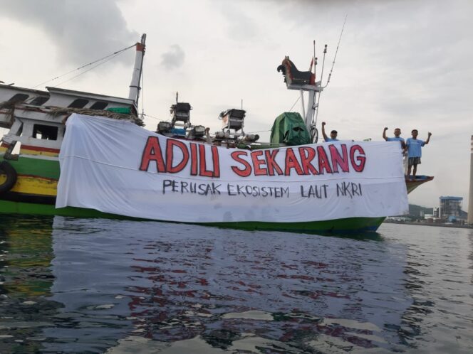 
Aktivis Peduli Lingkungan Laut Biru Gelar Aksi Damai di Perairan PLTU Paiton Probolinggo