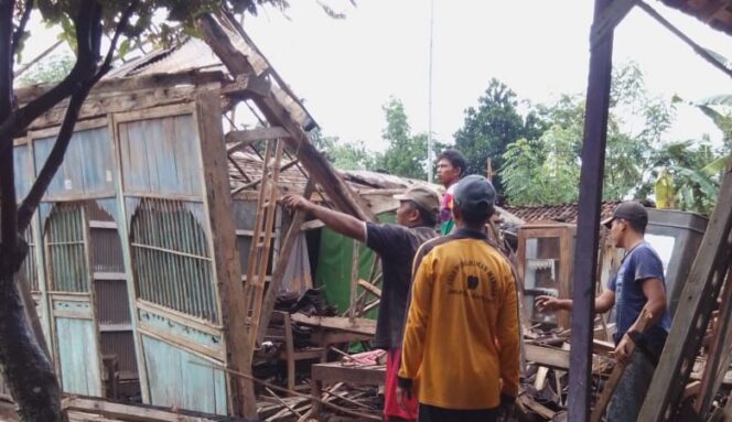 
Diterjang Hujan Deras, Rumah di Probolinggo Rata dengan Tanah