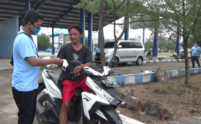 
Cegah Sebaran Covid -19, Jurnalis dan Koalisi Laut Biru Bagi-bagi Masker Gratis ke Nelayan PPI Paiton Probolinggo