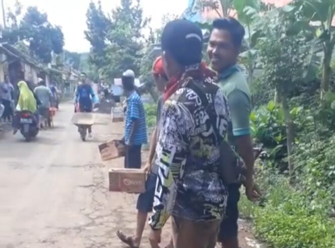 
Belum Ada Perhatian, Warga Brabe Probolinggo Terpaksa Minta-minta Demi Perbaikan Jalan Rusak