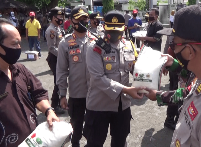 
Polres Probolinggo Kota Bagi 10 Ton Beras ke Masyarakat Terdampak Covid-19