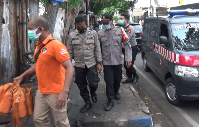 
Pemilik Toko Elektronik di Kota Probolinggo Duel dengan Pencuri Bersajam