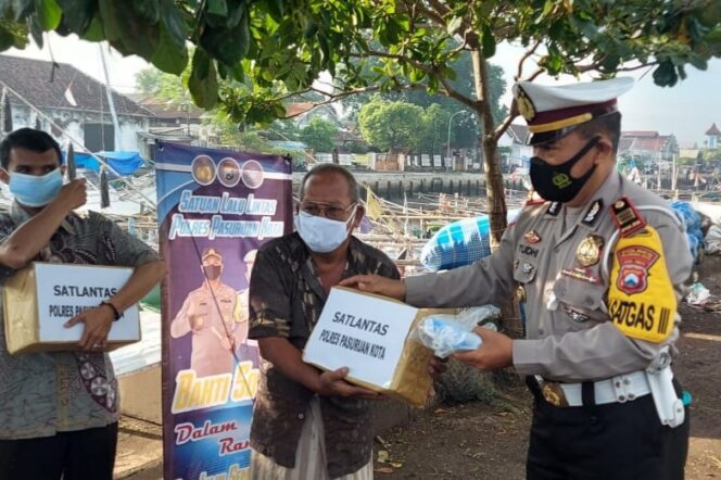 
Jelang Operasi Semeru dan Nataru, Satlantas Polres Pasuruan Kota Gelar Baksos hingga Bagi-bagi Masker