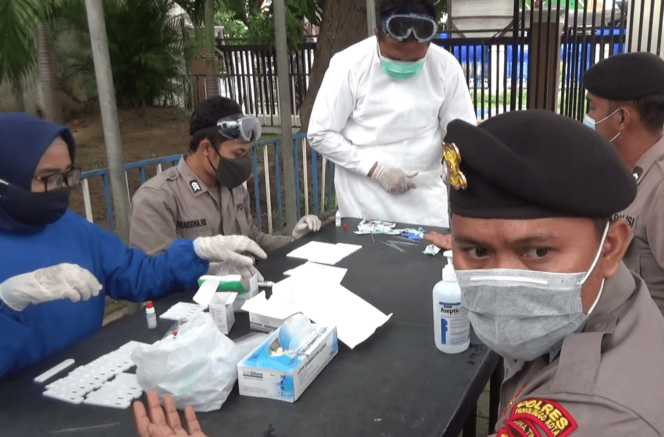 
Cegah Covid-19, Puluhan Polisi Pulang BKO Pam Pilkades Dirapid Massal