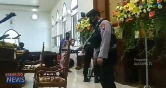 
Pastikan Natal di Tengah Pandemi Aman, Polisi Sterilisasi Gereja di Pasuruan
