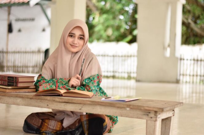 
Lagu Baru Veve Zulfikar, Beri Motivasi Santri Tetap Semangat Cari Ilmu di Tengah Pandemi