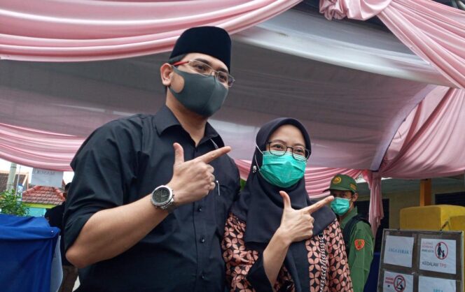
Nyoblos Didampingi Sang Istri, Teno Optimis Bisa Kembali Pimpin Kota Pasuruan